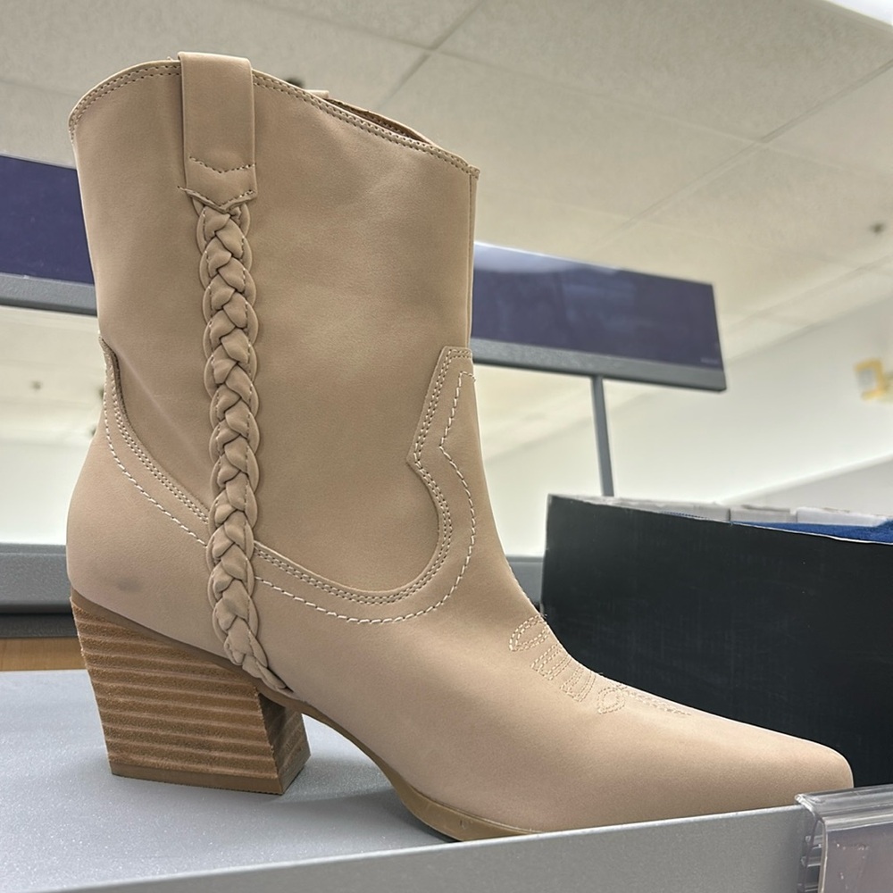 Women’s Western Cowboy Booties Size 8 Tan Ankle Bootie Dolce Vita